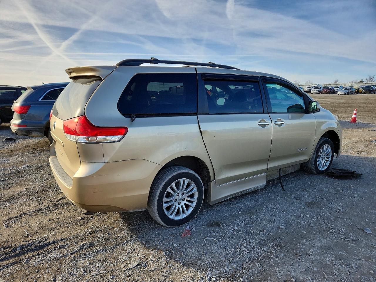 2011 TOYOTA SIENNA