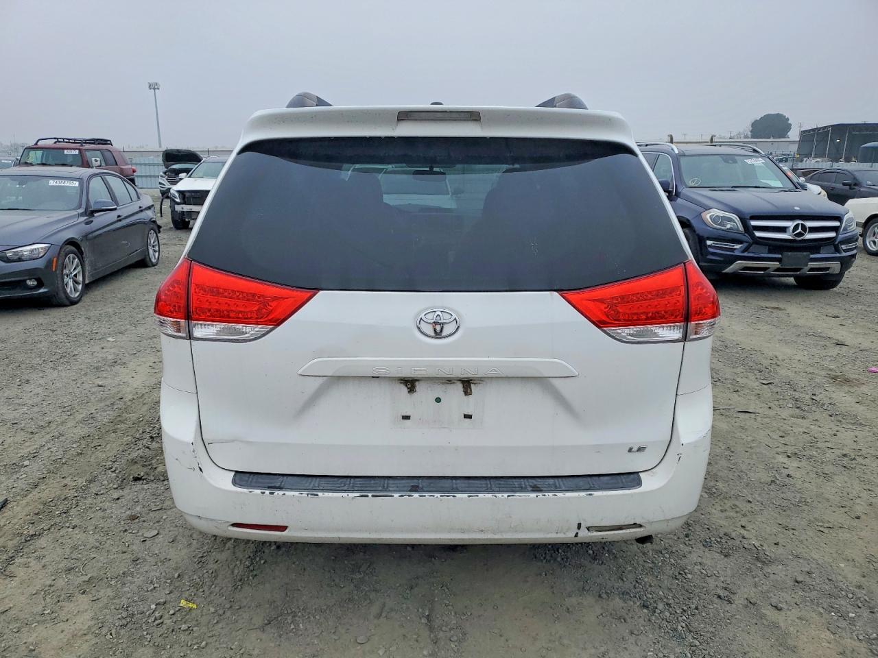 2011 TOYOTA SIENNA