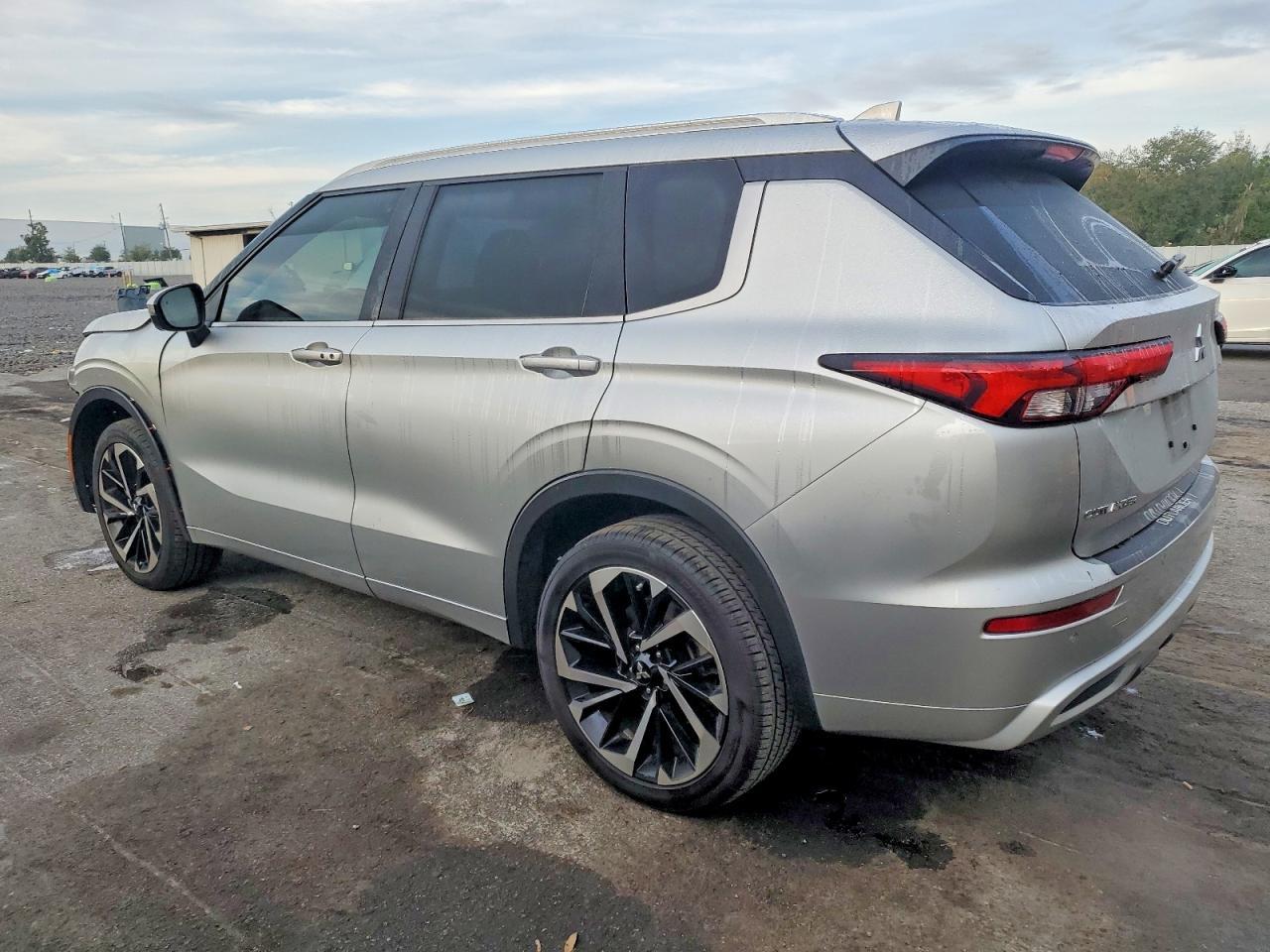 2023 MITSUBISHI outlander