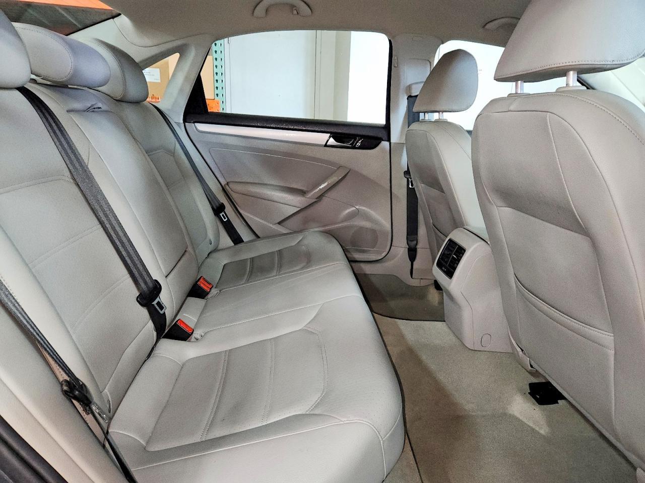 2013 VOLKSWAGEN Passat