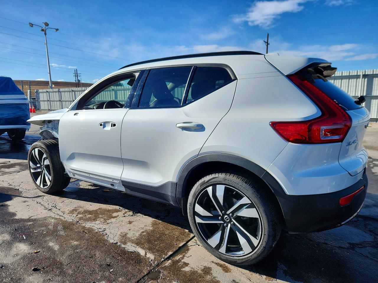 2023 VOLVO XC40