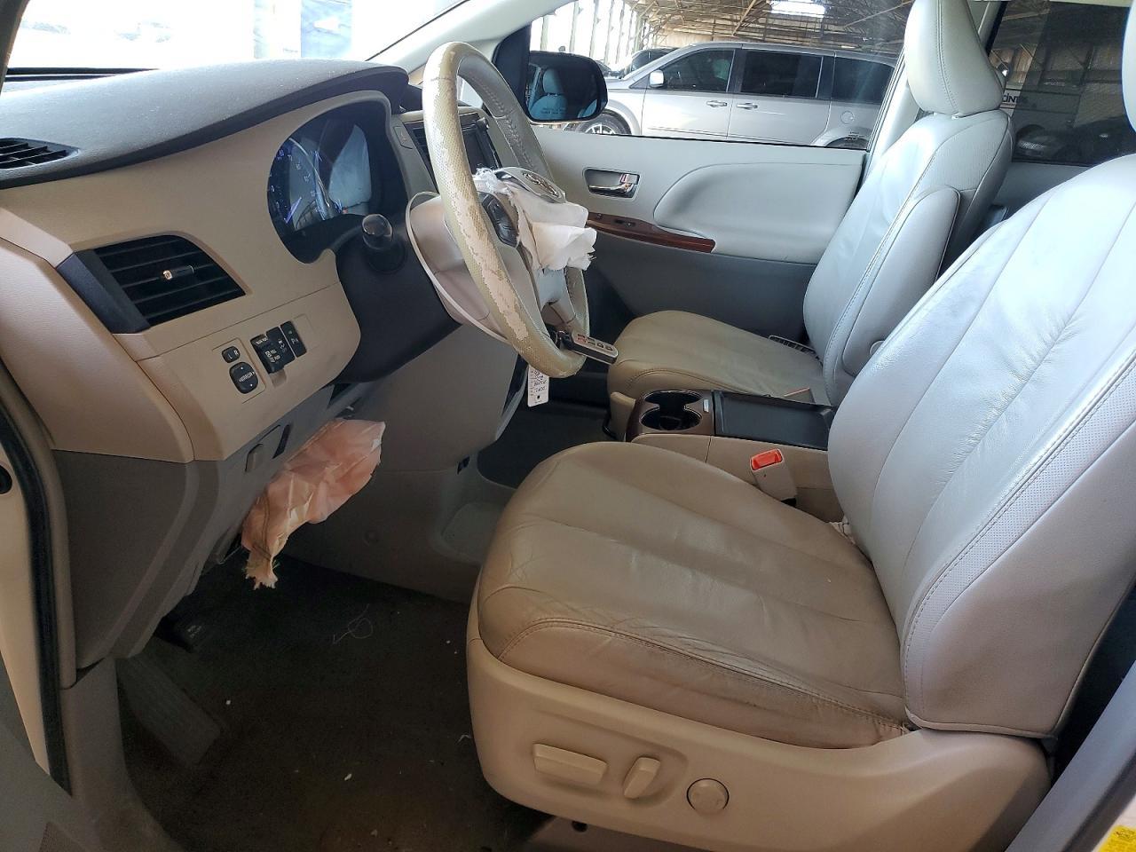 2011 TOYOTA SIENNA