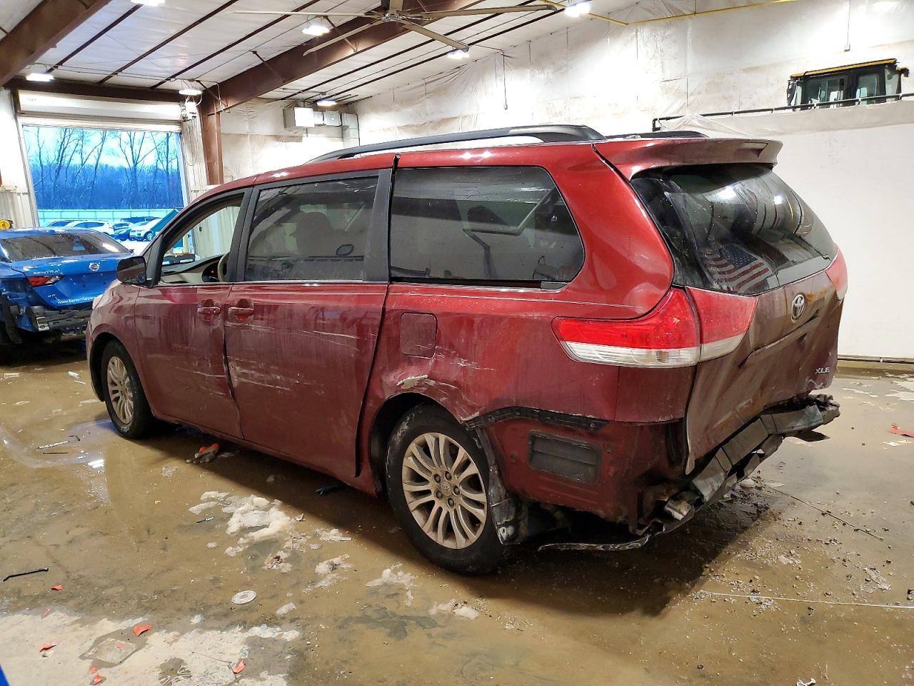 2012 TOYOTA SIENNA