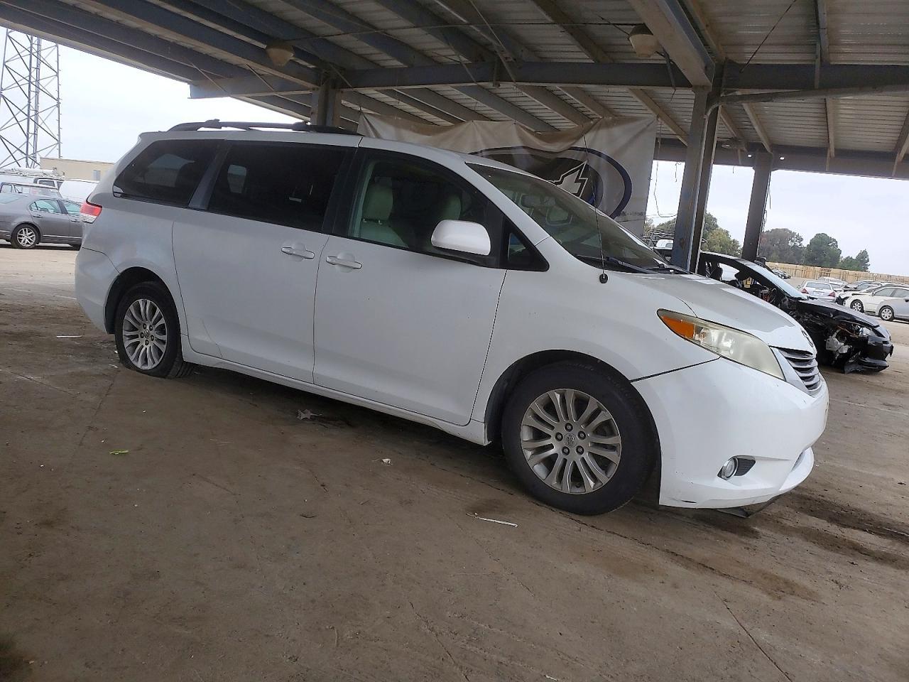 2011 TOYOTA SIENNA