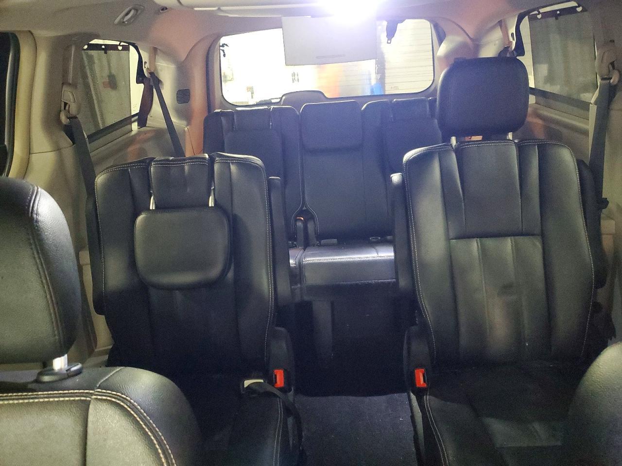 2016 CHRYSLER Town & Country