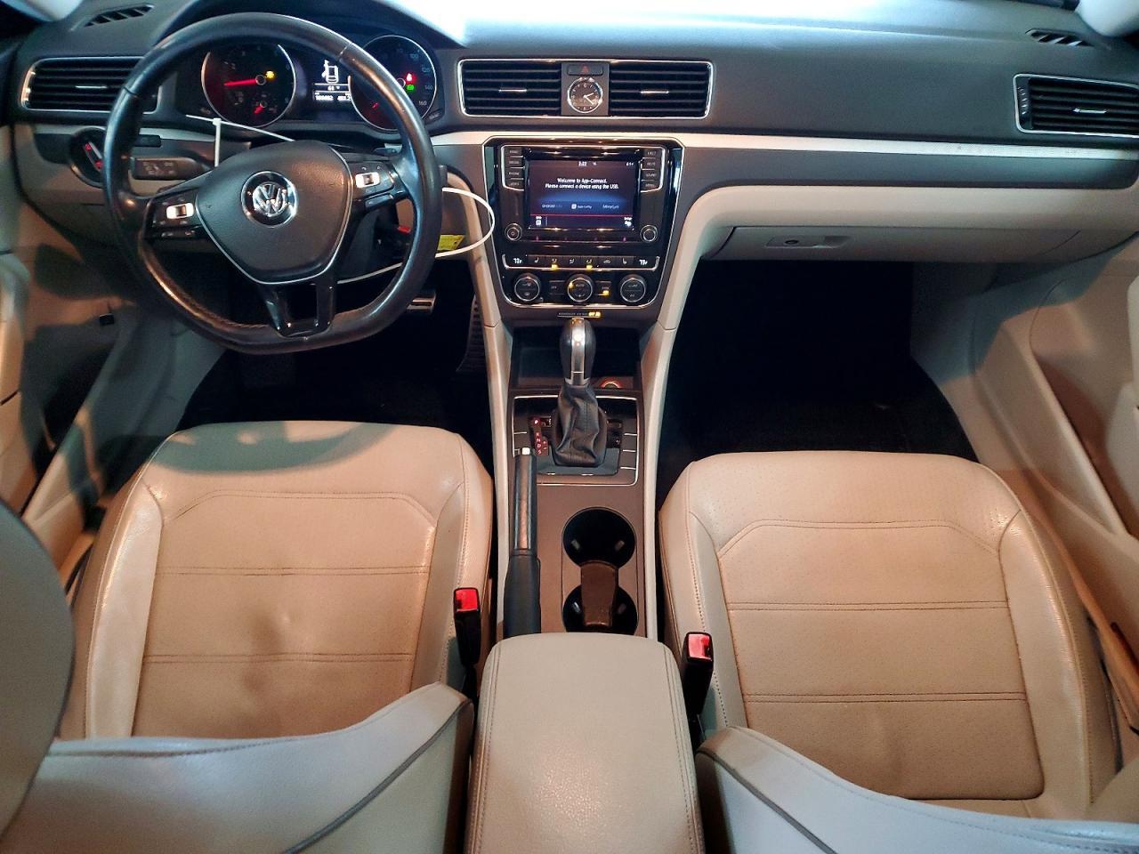 2017 VOLKSWAGEN Passat
