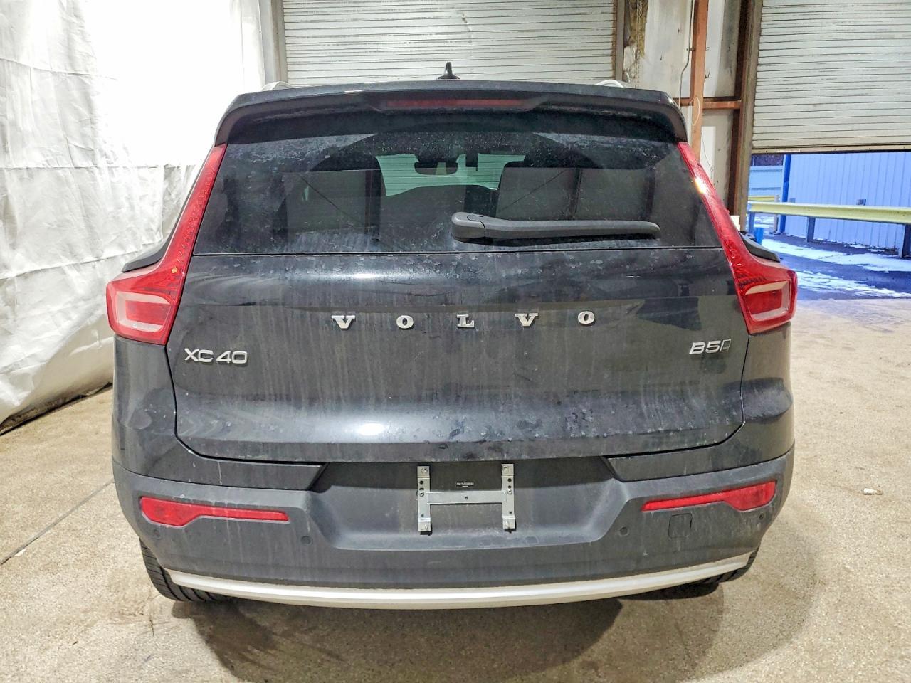 2025 VOLVO XC40