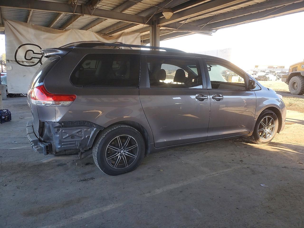 2013 TOYOTA SIENNA