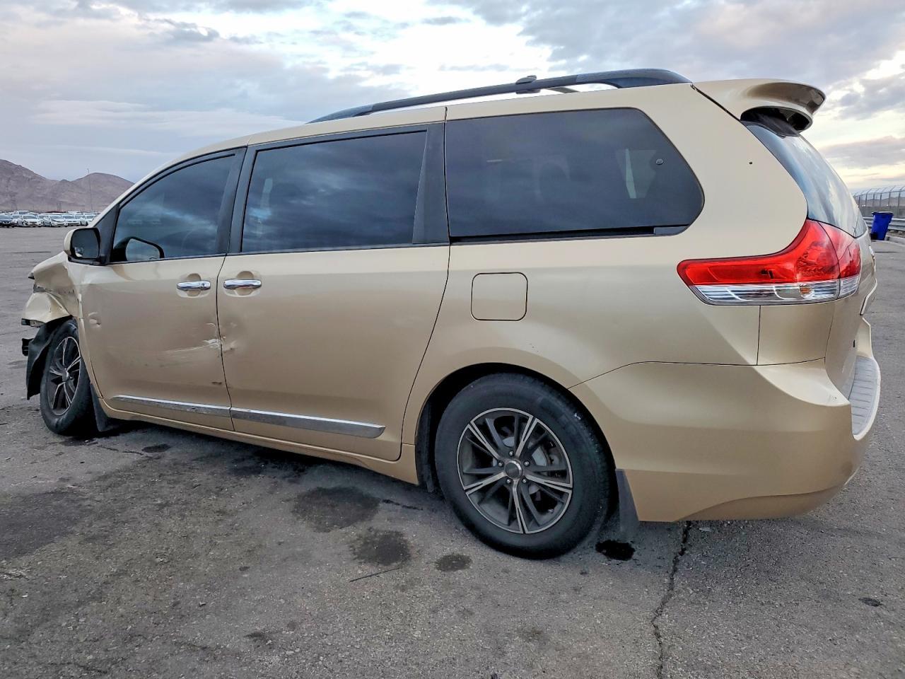 2012 TOYOTA SIENNA