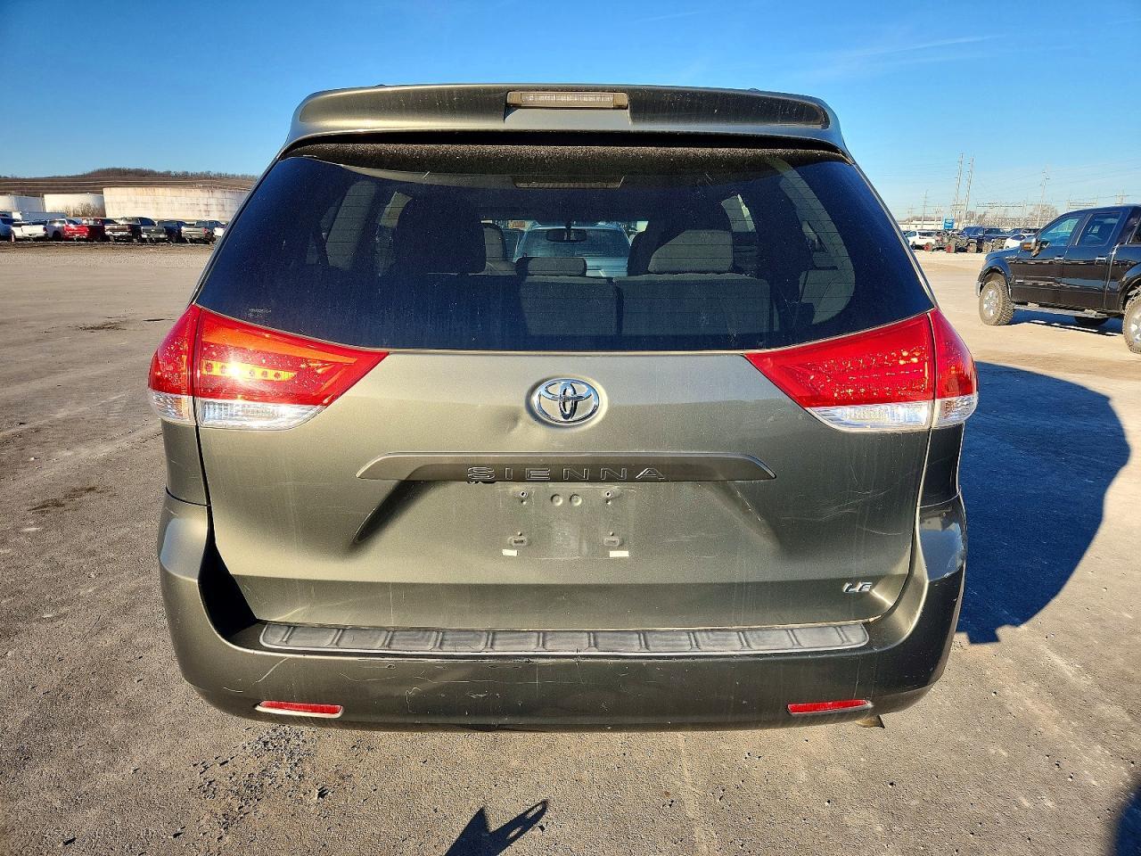 2011 TOYOTA SIENNA
