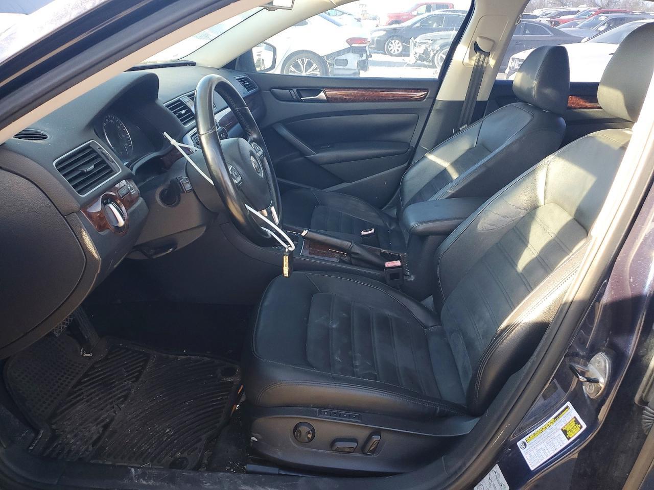 2012 VOLKSWAGEN Passat