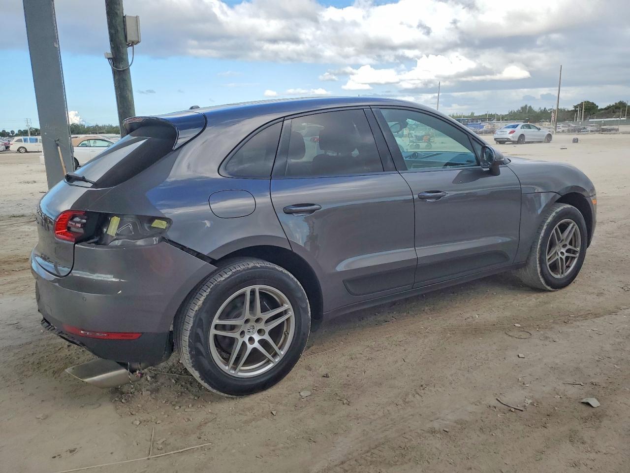2018 PORSCHE Macan