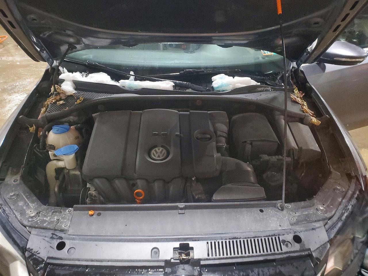 2012 VOLKSWAGEN Passat