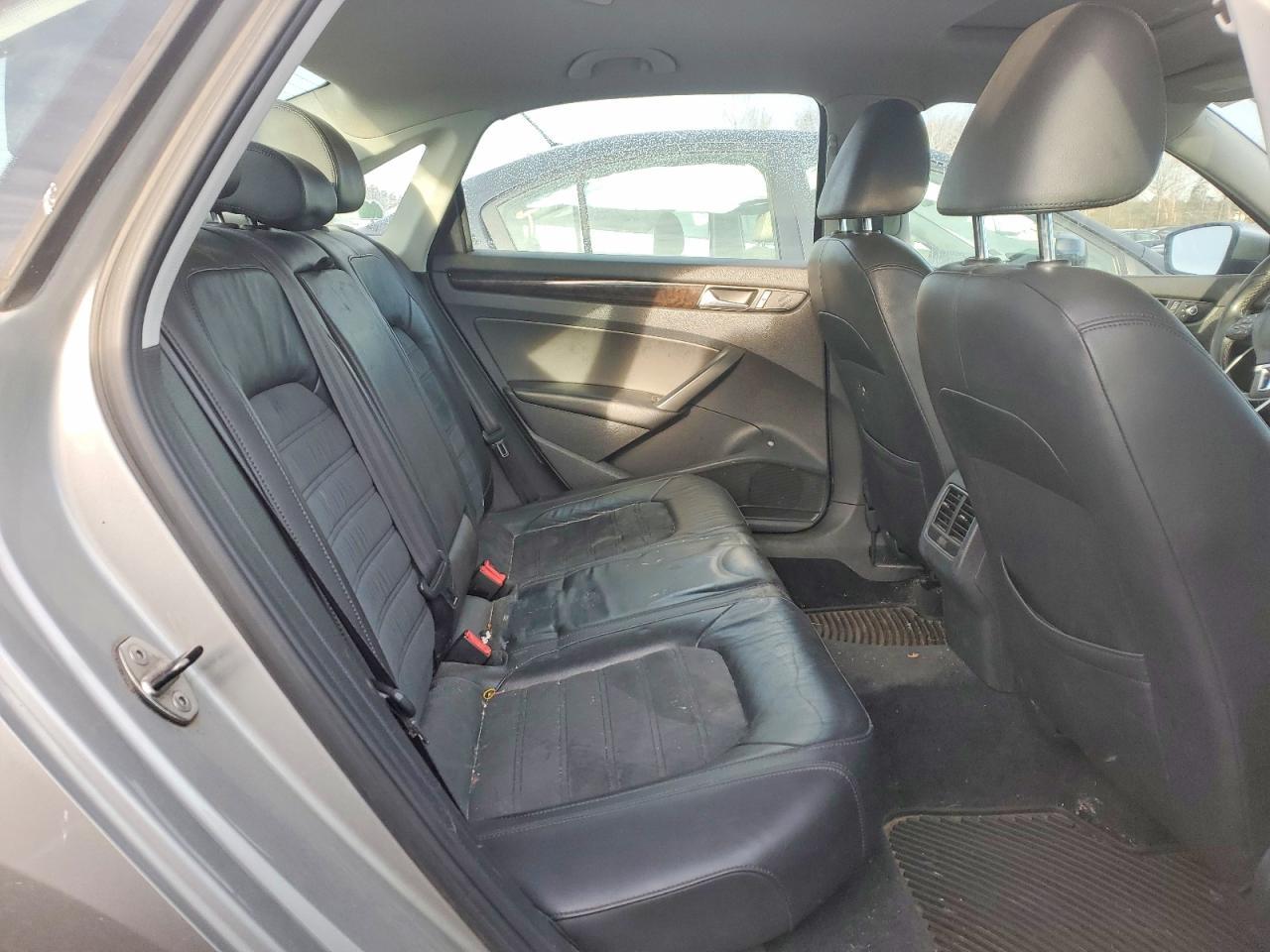 2014 VOLKSWAGEN Passat