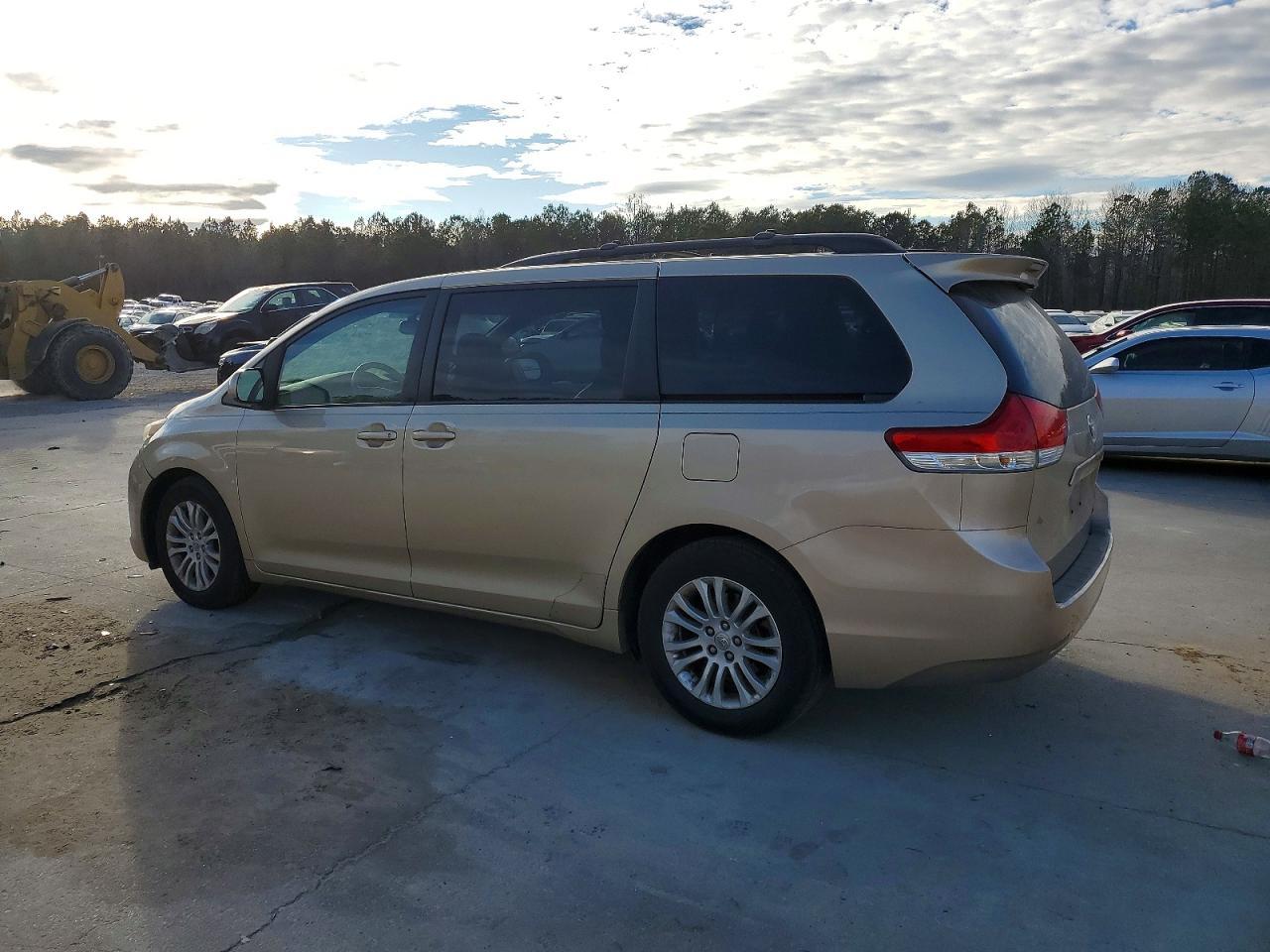 2012 TOYOTA SIENNA