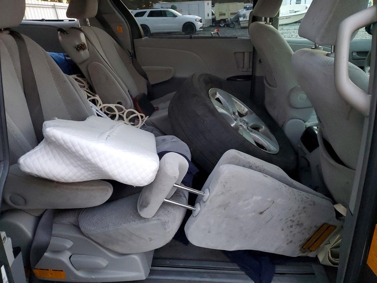 2011 TOYOTA SIENNA