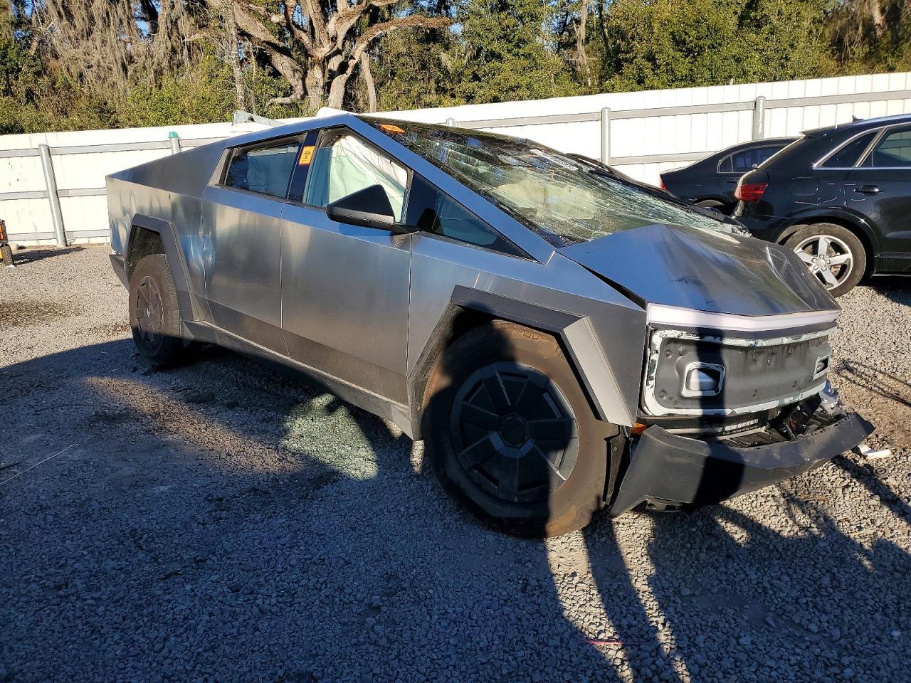 2025 TESLA Cybertruck