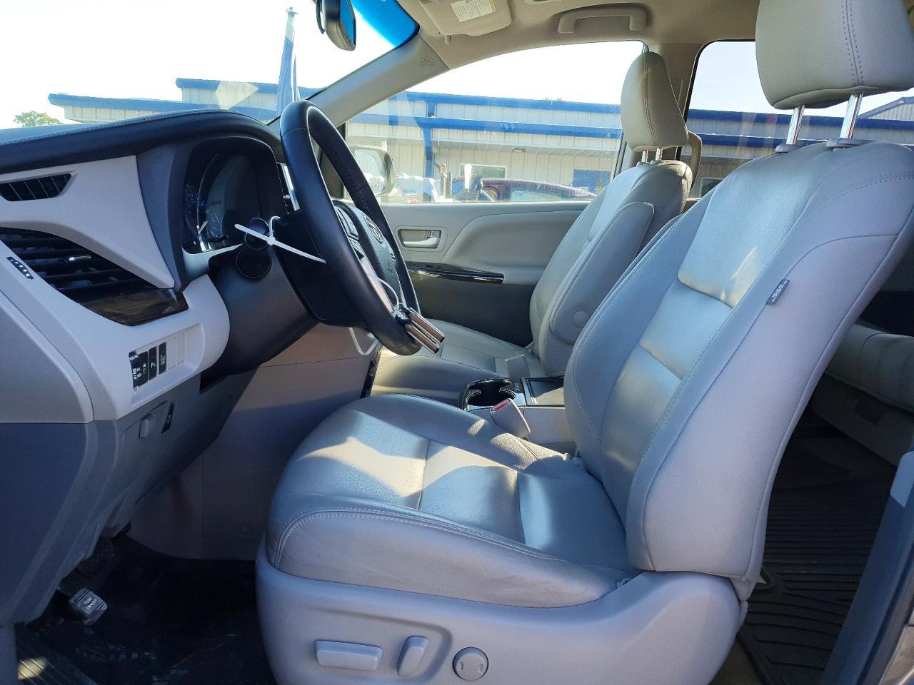 2017 TOYOTA SIENNA