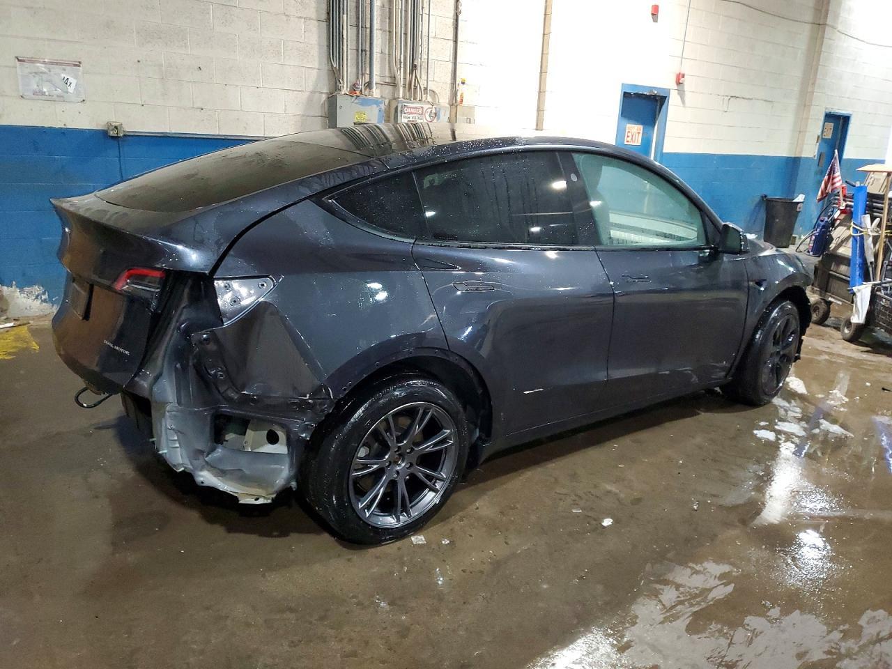 2025 TESLA MODEL Y