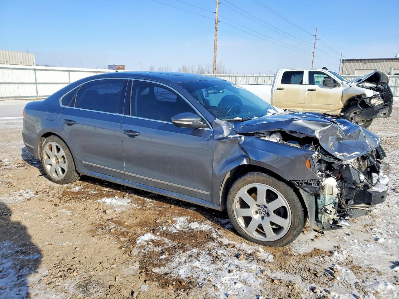 2012 VOLKSWAGEN Passat