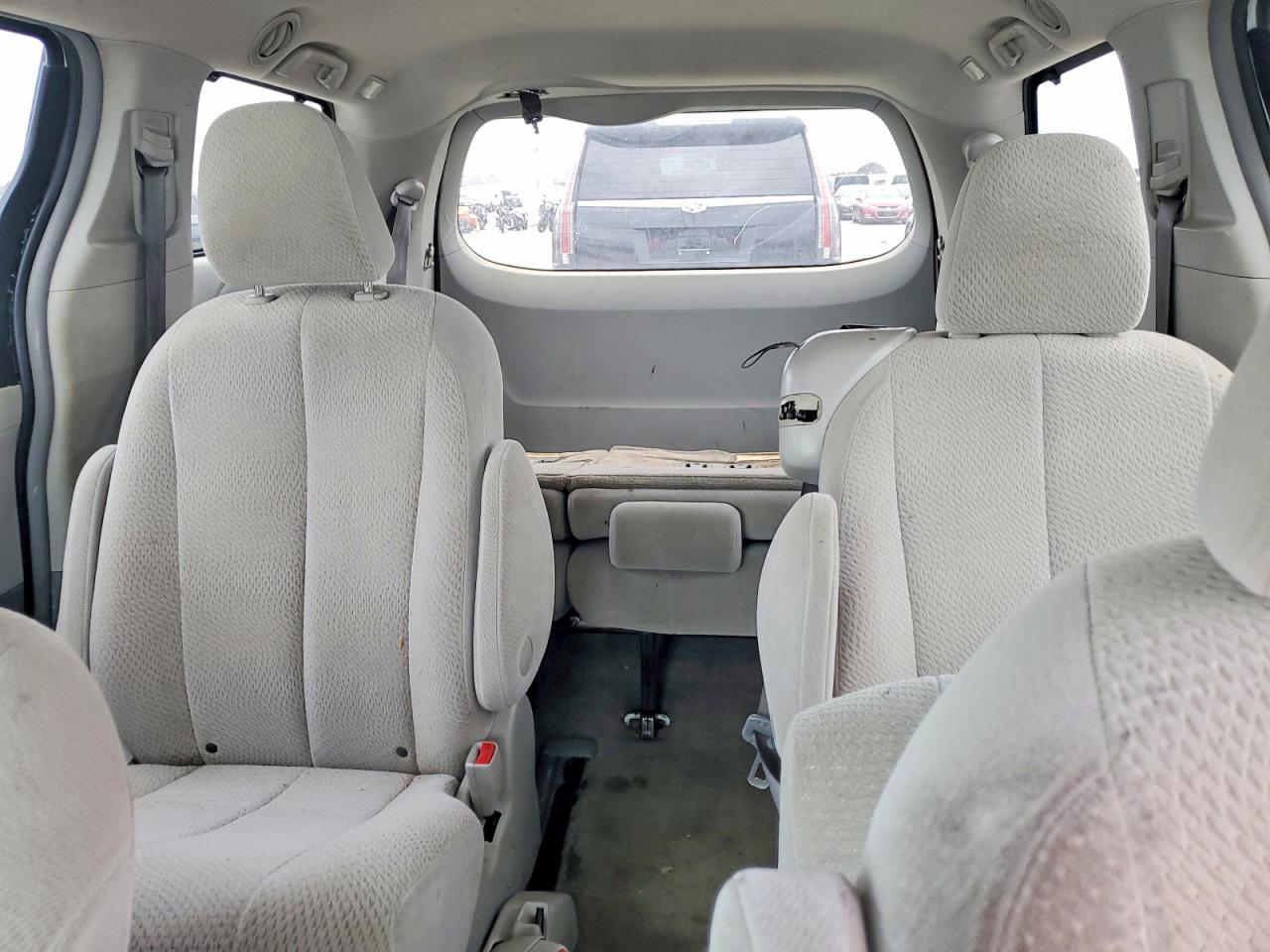2011 TOYOTA SIENNA