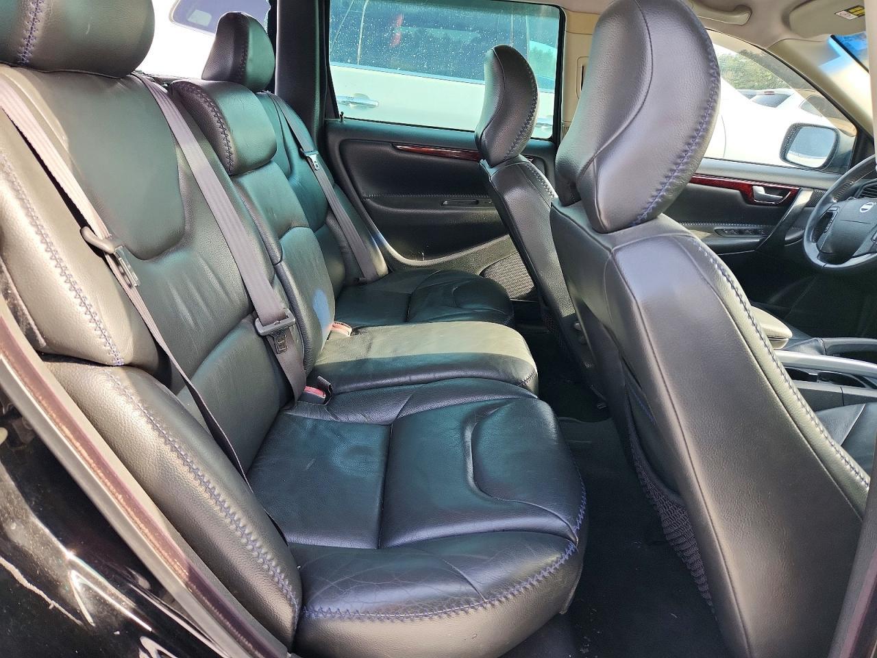 2004 VOLVO XC70