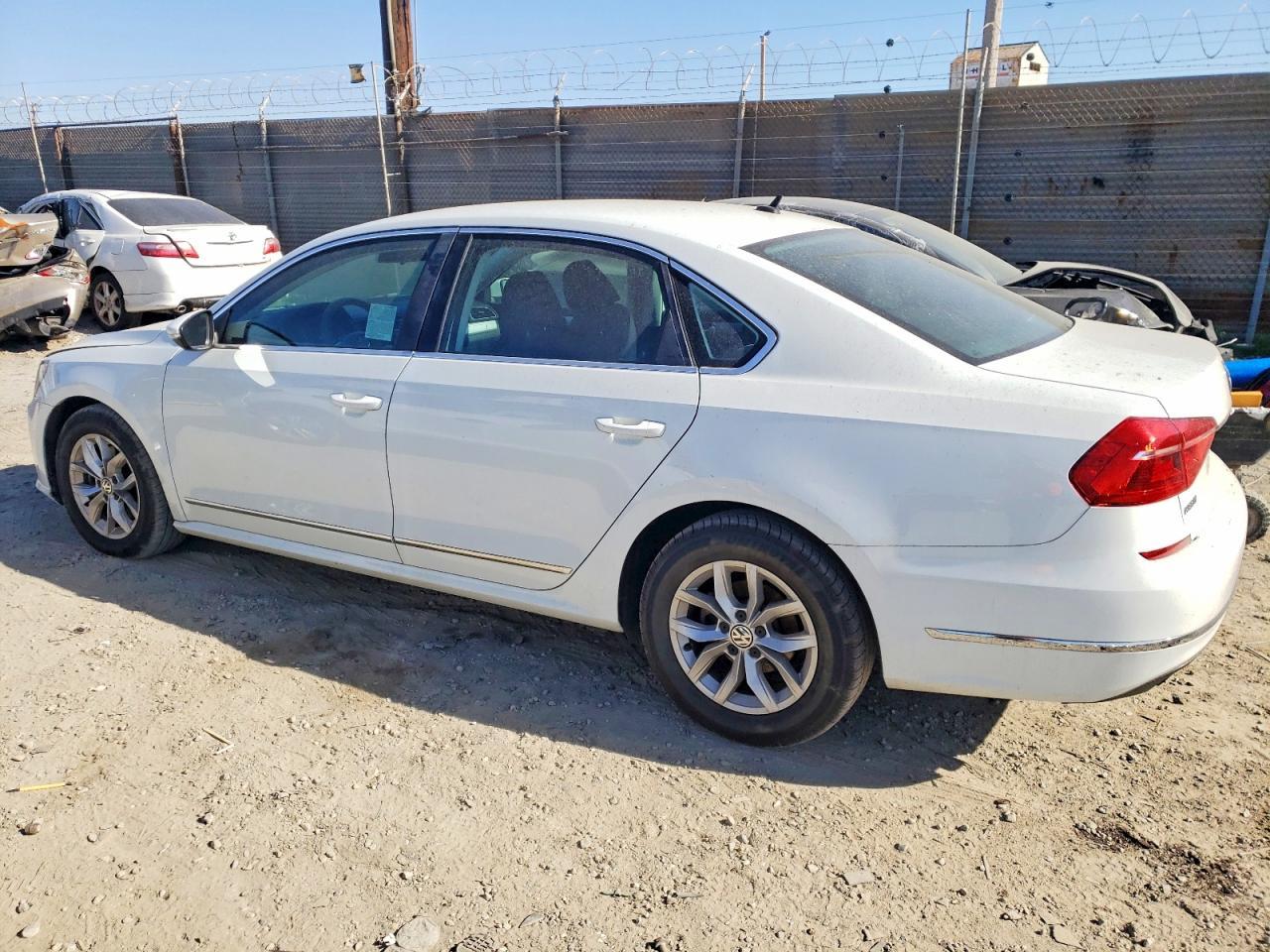 2016 VOLKSWAGEN Passat