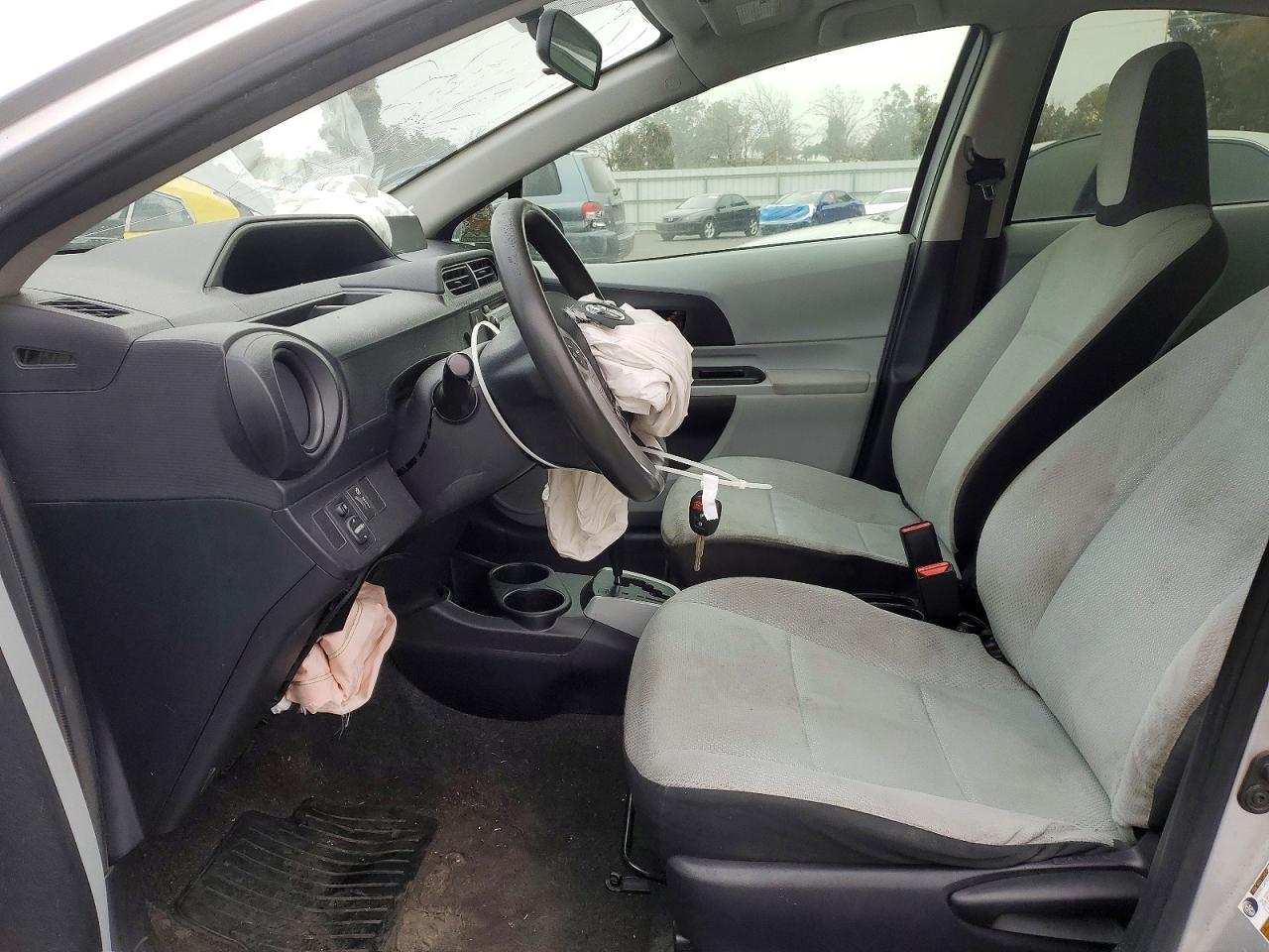 2014 TOYOTA Prius c