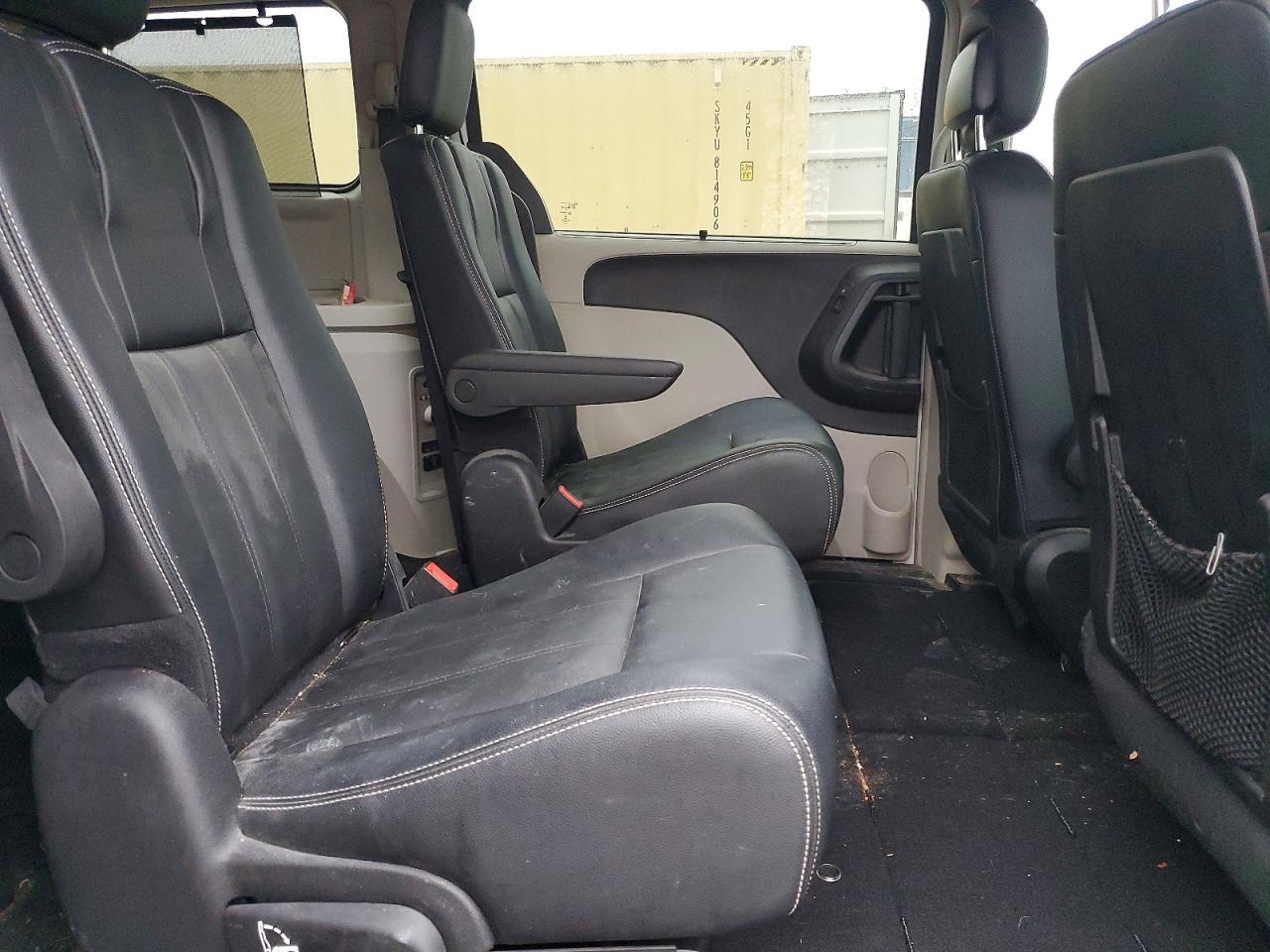 2016 CHRYSLER Town & Country