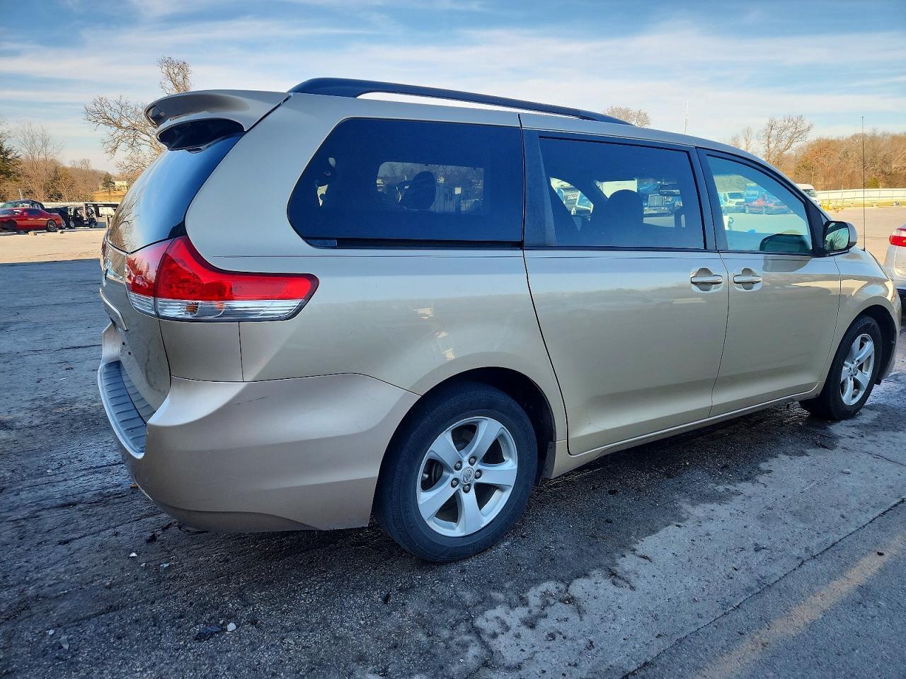 2011 TOYOTA SIENNA