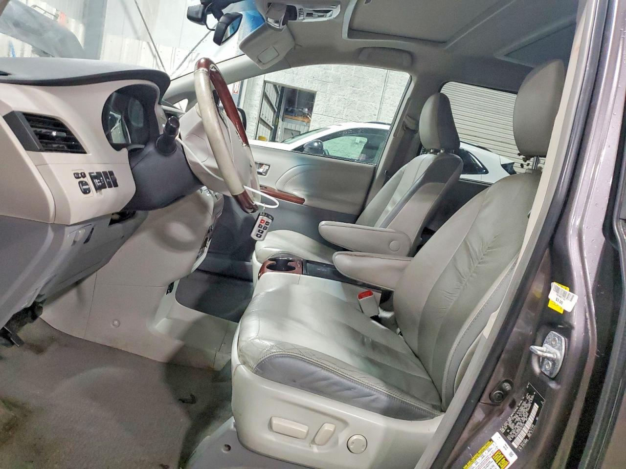 2011 TOYOTA SIENNA