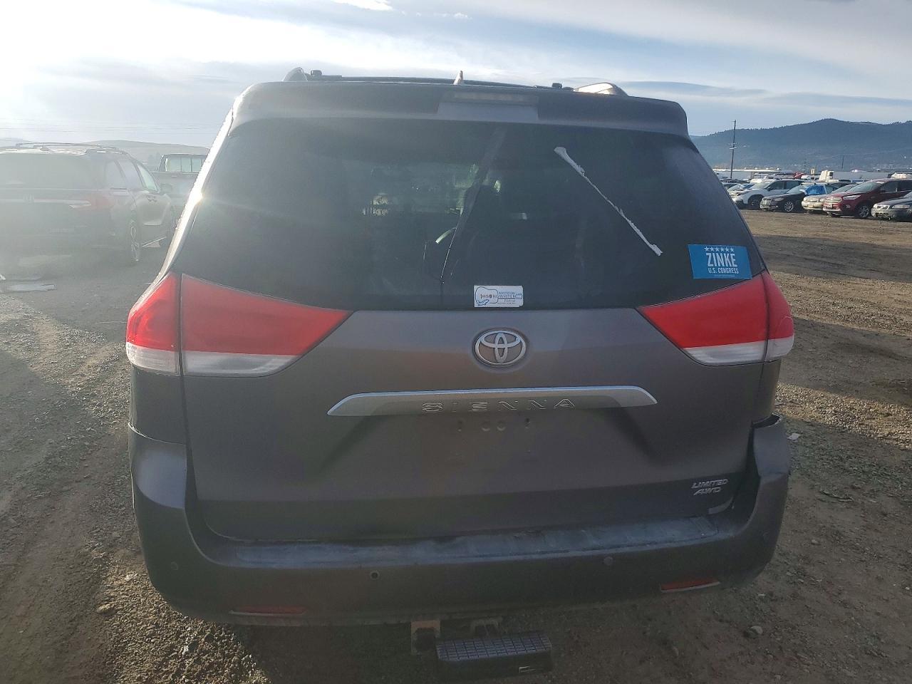 2011 TOYOTA SIENNA