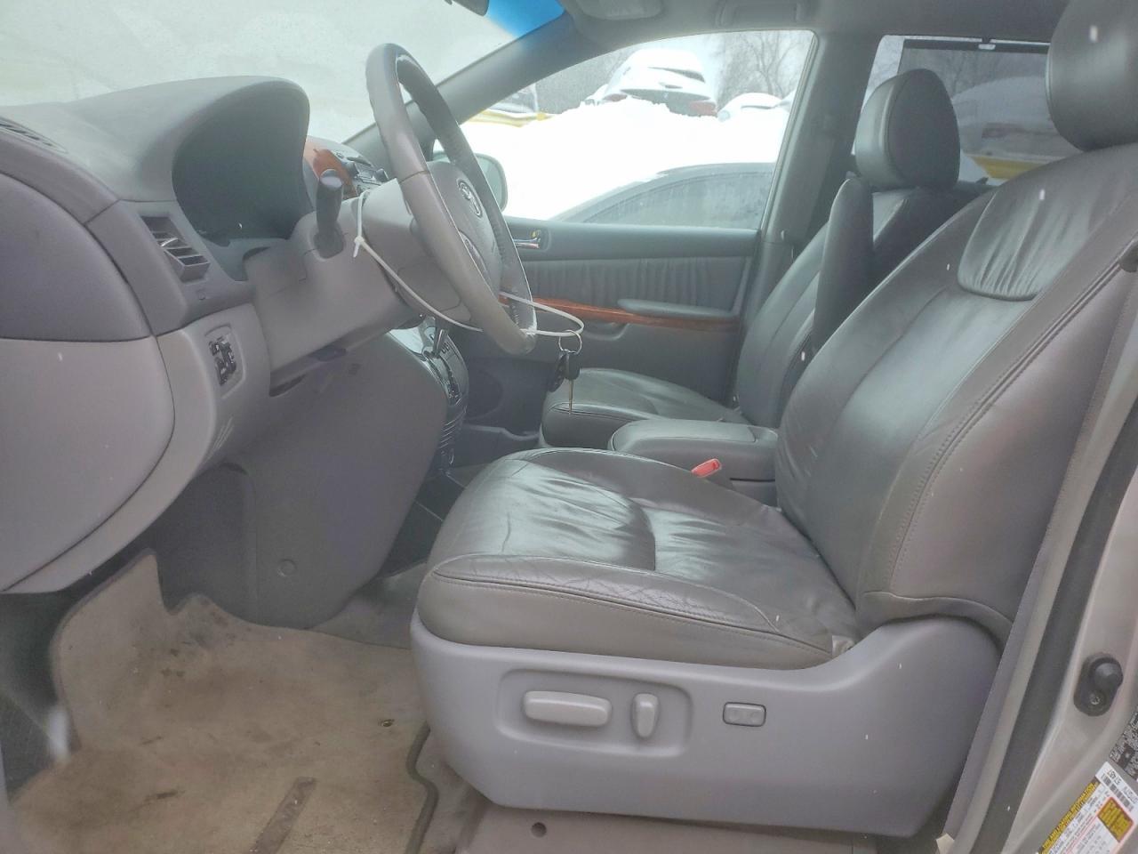 2010 TOYOTA SIENNA