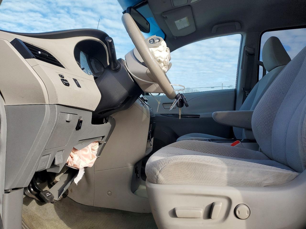 2011 TOYOTA SIENNA
