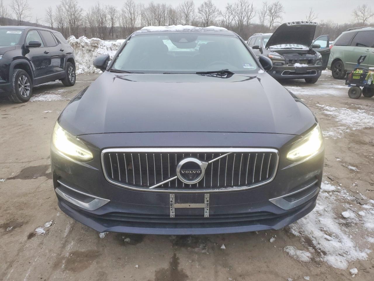 2017 VOLVO S90