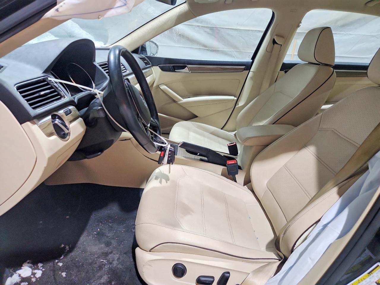 2016 VOLKSWAGEN Passat