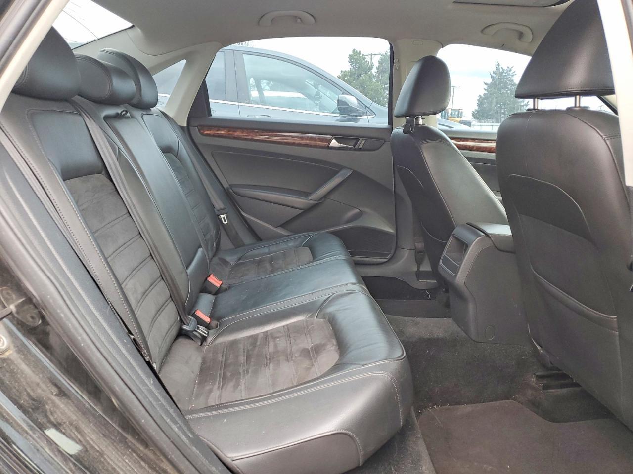 2012 VOLKSWAGEN Passat
