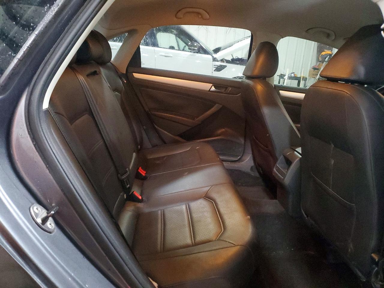 2012 VOLKSWAGEN Passat
