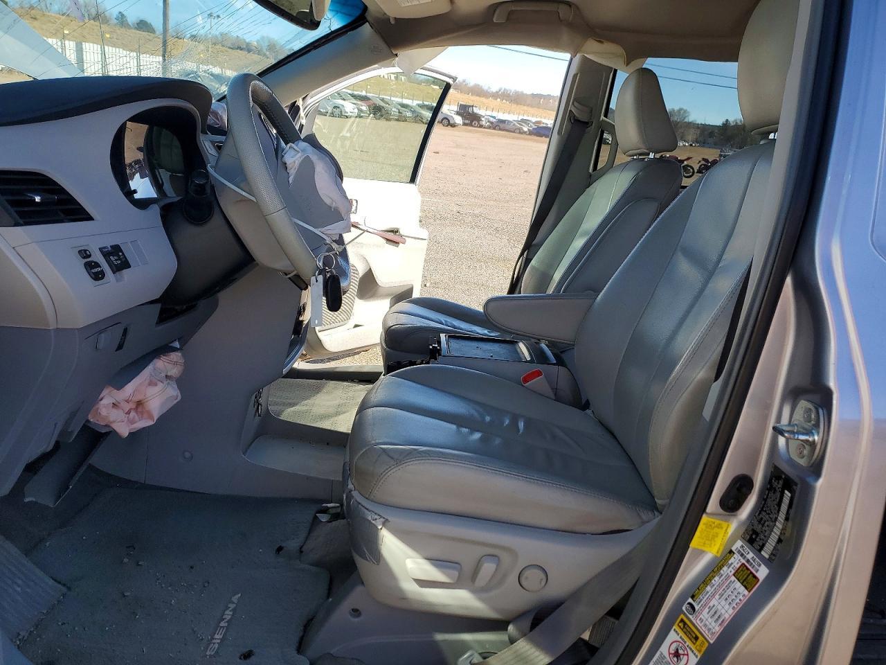 2012 TOYOTA SIENNA