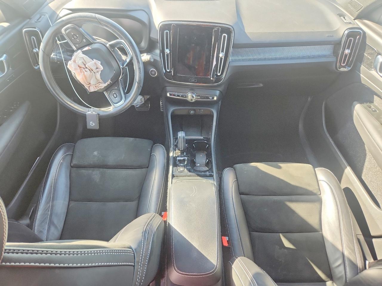 2021 VOLVO XC40