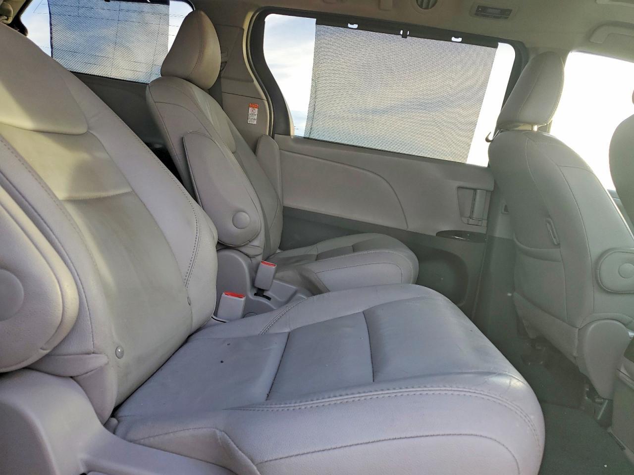2016 TOYOTA SIENNA