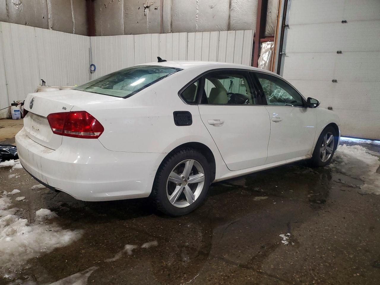2012 VOLKSWAGEN Passat