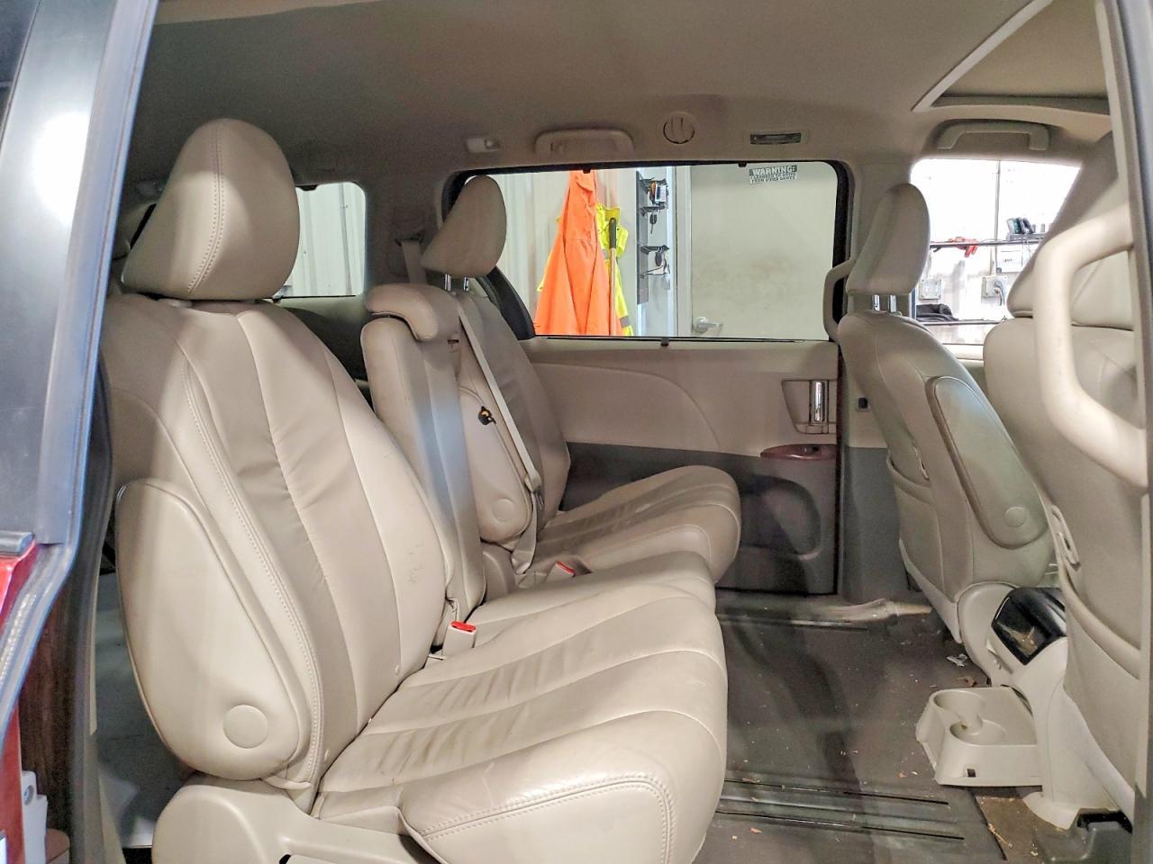 2012 TOYOTA SIENNA
