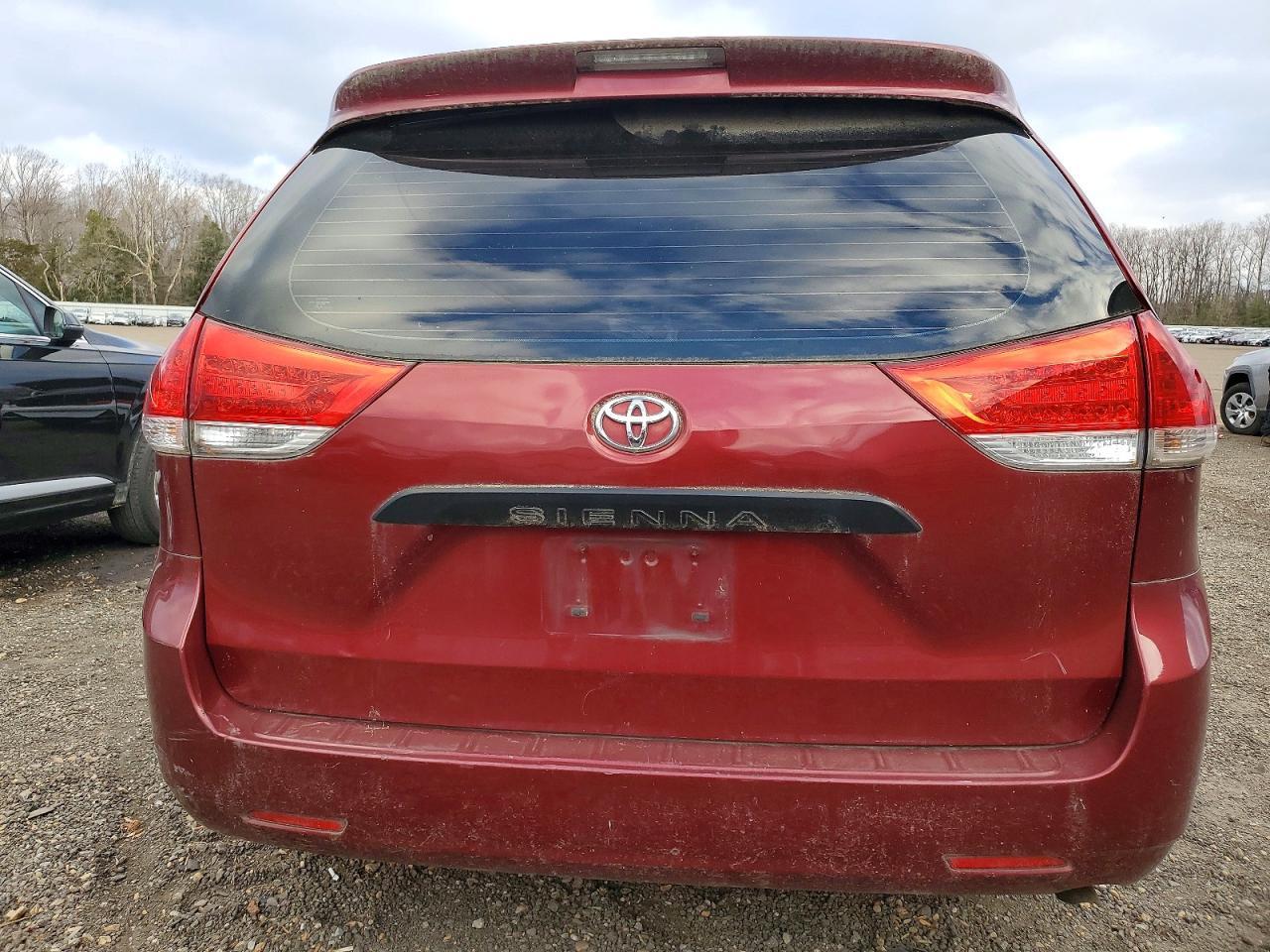 2011 TOYOTA SIENNA