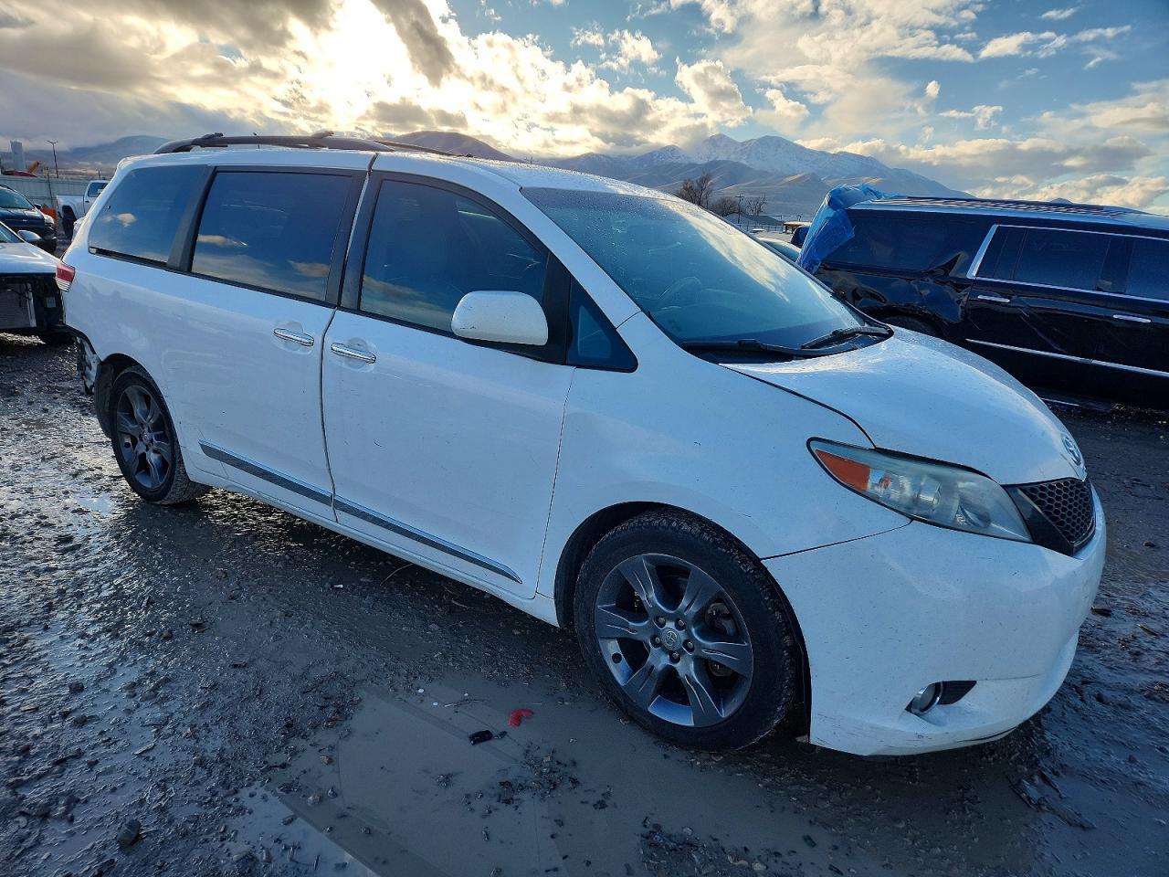 2013 TOYOTA SIENNA