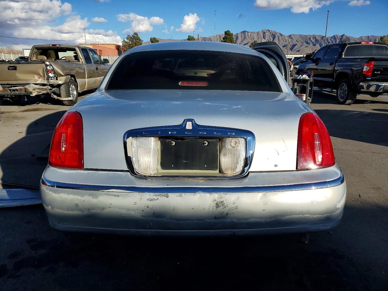 2002 LINCOLN Town Car