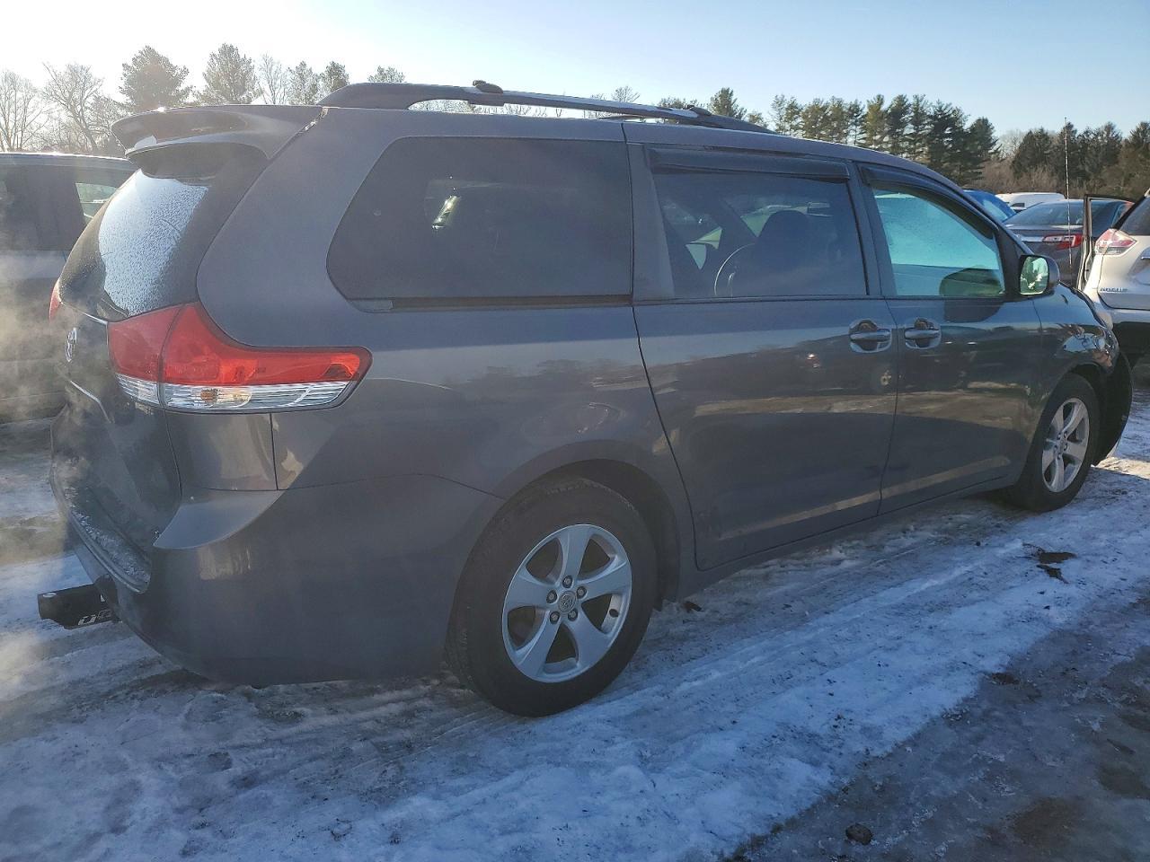 2012 TOYOTA SIENNA