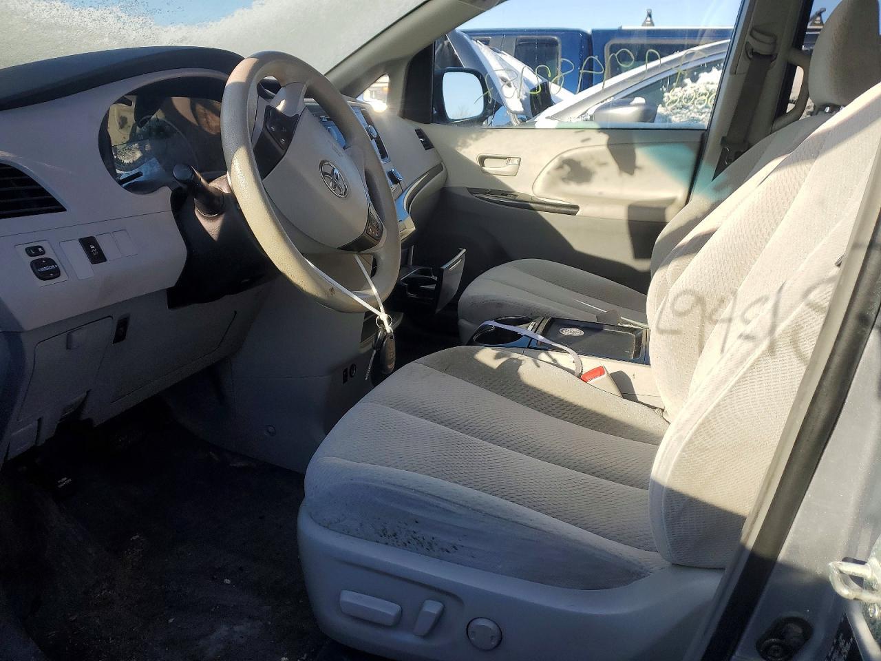 2011 TOYOTA SIENNA