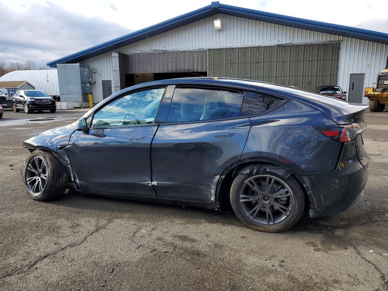2025 TESLA MODEL Y