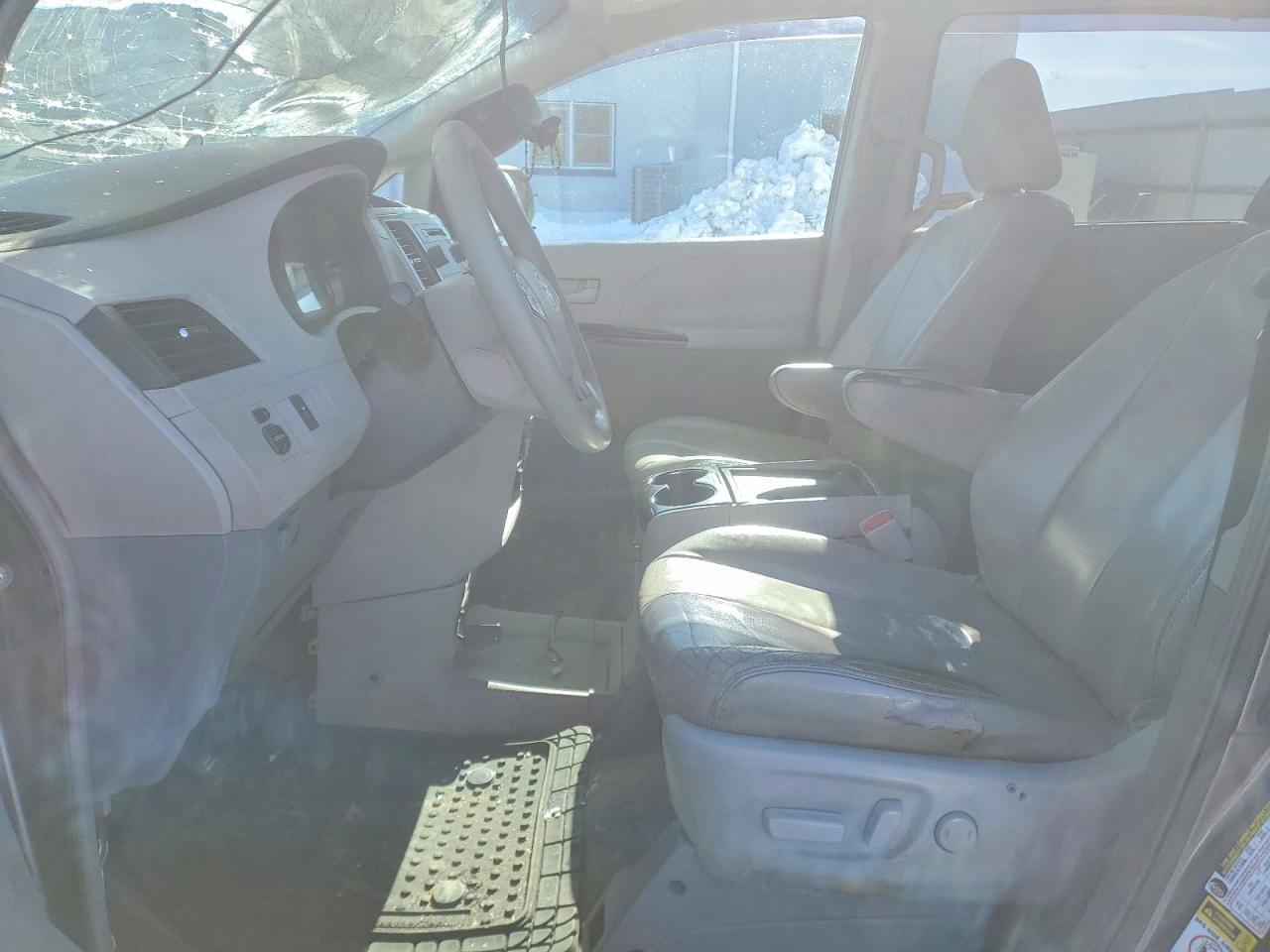 2011 TOYOTA SIENNA